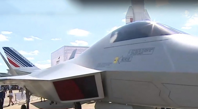 Milli savaş uçağının modeli Paris'te sergileniyor